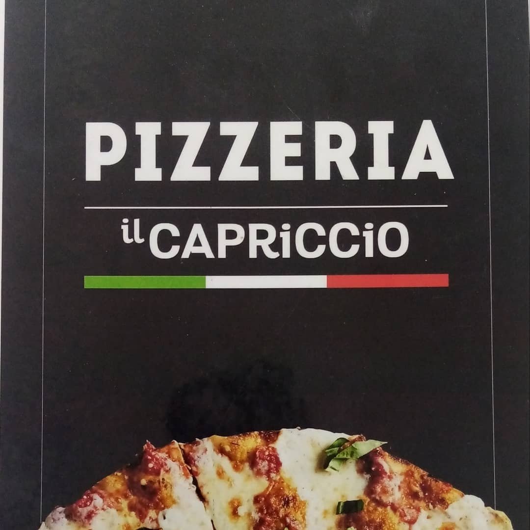 Logo actual de Pizzeria Il Capriccio en letrero físico